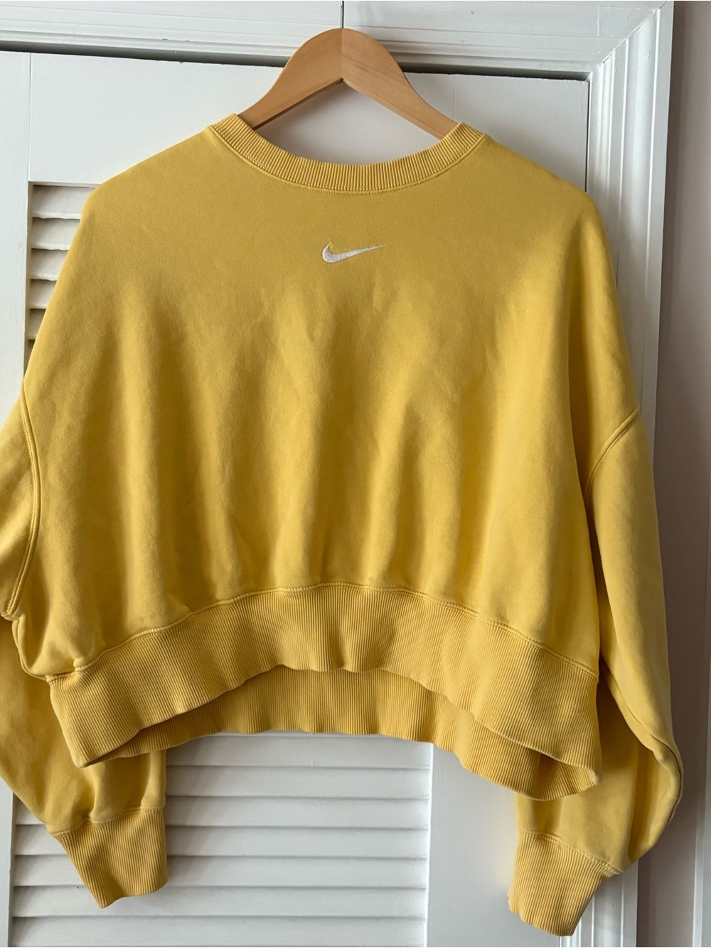 Nike Cropped Crewneck Sweatshirt in Yellow (Size S)